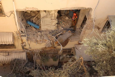 Cảnh đổ nát sau một vụ tấn công tại Tel Aviv, Israel, ngày 8/3/2026. (Ảnh: THX/TTXVN)