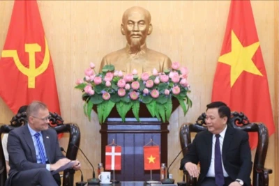 Đồng chí Nguyễn Xuân Thắng, Ủy viên Bộ Chính trị, Giám đốc Học viện Chính trị quốc gia Hồ Chí Minh, Chủ tịch Hội đồng Lý luận Trung ương tiếp Đại sứ Đan Mạch tại Việt Nam Nicolai Prytz.