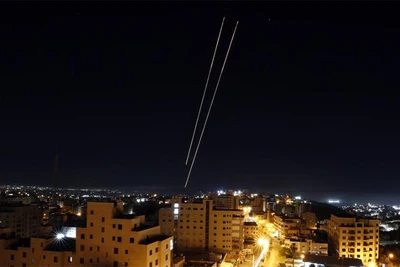 Một cuộc tấn công tên lửa của Iran nhằm vào Israel, ngày 18/6/2025. (Ảnh: Tân Hoa Xã)