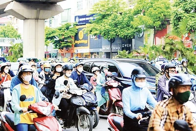 Hà Nội đang thực hiện nhiều giải pháp để chuyển đổi xe máy chạy xăng sang phương tiện xanh trong Vành đai 1. (Ảnh THANH HẢI)