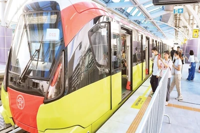 Hành khách lên tàu điện tuyến Nhổn-Ga Hà Nội đoạn trên cao.