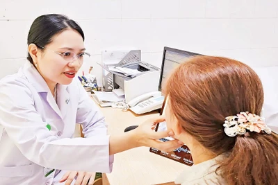 Khám bệnh tại Bệnh viện đa khoa Hoàn Mỹ Cửu Long, đơn vị đầu tiên tại Cần Thơ triển khai hệ thống hồ sơ bệnh án điện tử (EMR).