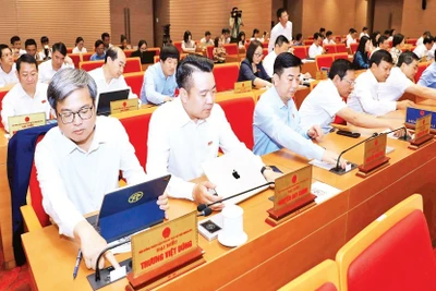 Đại biểu HĐND thành phố biểu quyết các Nghị quyết tại Kỳ họp thứ 23 (kỳ họp chuyên đề). (Ảnh ĐĂNG ANH)