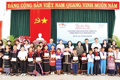 Trao học bổng Vừ A Dính tặng học sinh người dân tộc thiểu số có hoàn cảnh khó khăn. (Ảnh BẢO KÍNH)