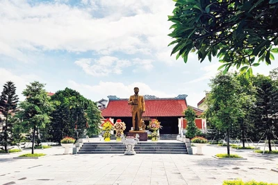 Tượng đài Tổng Bí thư Nguyễn Văn Cừ trong khuôn viên khu lưu niệm.