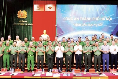 Công an thành phố Hà Nội tổ chức Lễ phát động phong trào “Bình dân học vụ số”.