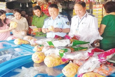 Lực lượng quản lý thị trường thành phố Cần Thơ kiểm tra một cơ sở kinh doanh trên địa bàn.