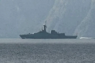 Tàu của hải quân tuần tra tại eo biển Hormuz, ngày 1/3/2026. (Ảnh: rnz.co.nz/TTXVN)