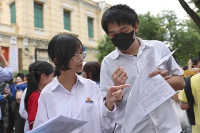 Thí sinh trao đổi về đề thi môn Toán Kỳ thi tốt nghiệp THPT năm 2025 trước Điểm thi. (Ảnh: ĐẠI THẮNG)