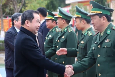 Đồng chí Trần Đức Thắng, Ủy viên Bộ Chính trị, Bộ trưởng Nông nghiệp và Môi trường thăm, động viên, chúc Tết cán bộ, chiến sĩ đồn biên phòng Chiềng Sơn.