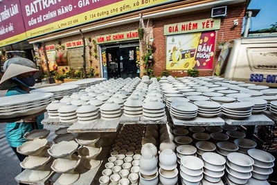 Người dân làng gốm Bát Tràng (Hà Nội) vận chuyển sản phẩm gốm trên đường là một hình ảnh rất quen thuộc của du khách khi tới tham quan. (Ảnh: TTXVN)