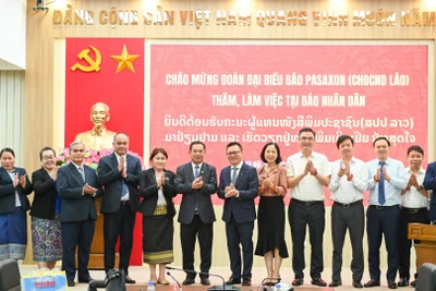 Các đại biểu tham dự buổi làm việc chụp ảnh lưu niệm. (Ảnh: THẾ ĐẠI)