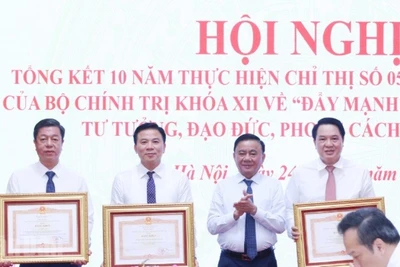 Đồng chí Trần Cẩm Tú trao Bằng khen của Thủ tướng Chính phủ, năm 2025, tặng Đảng bộ Cơ quan Ban Tổ chức Trung ương và 2 đồng chí: Vũ Trọng Lâm, Bí thư Đảng ủy, Giám đốc, Tổng Biên tập Nhà xuất bản Chính trị quốc gia Sự thật; Lê Quang Vinh, Vụ trưởng Vụ Cán bộ, Ban Tổ chức Trung ương. (Ảnh: PHẠM CƯỜNG)