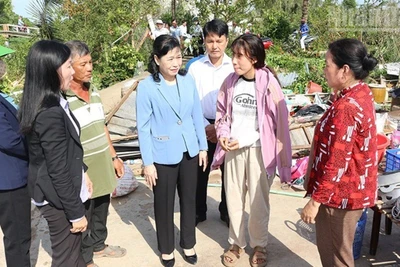 Đồng chí Châu Thị Mỹ Phương, Phó Bí thư Tỉnh ủy, Chủ tịch Hội đồng nhân dân tỉnh (thứ 4 từ phải qua) thăm, động viên gia đình có nhà bị sập do mưa, dông.