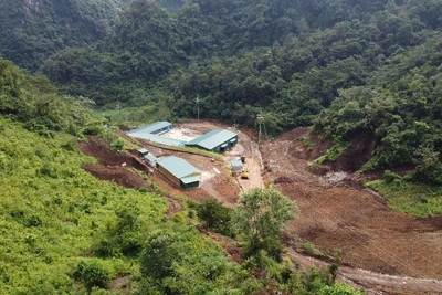 Trên diện tích san ủi, lấp đất hơn 3ha khi chưa có hồ sơ chuyển mục đích được phê duyệt, công ty đã xây dựng nhiều nhà, xưởng. (Ảnh: TUẤN SƠN)