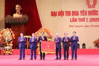 Đồng chí Đỗ Văn Chiến, Ủy viên Bộ Chính trị, Bí thư Trung ương Đảng, Chủ tịch Ủy ban Trung ương Mặt trận Tổ quốc Việt Nam, Phó Chủ tịch Thường trực Hội đồng Thi đua-khen thưởng Trung ương trao Cờ thi đua của Chính phủ tặng tỉnh Thái Nguyên. (Ảnh: TUẤN SƠN)