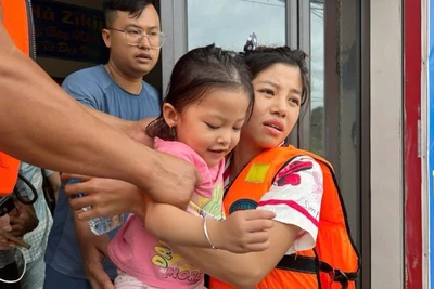 Hỗ trợ người dân ở ngõ 141, đường Bắc Nam đến nơi an toàn. (Ảnh: TUẤN SƠN)