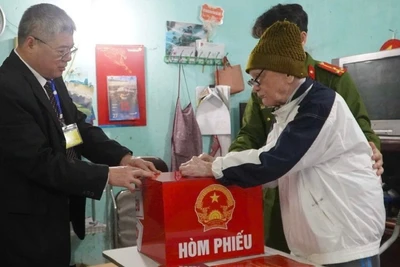 Cụ Đồng Phúc Túc bỏ phiếu bầu. (Ảnh: VÂN ĐOAN).