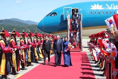 Lễ đón Tổng Bí thư Tô Lâm và Phu nhân tại Sân bay quân sự Seongnam, thủ đô Seoul, Hàn Quốc, ngày 10/8/2025. (Ảnh: TTXVN)