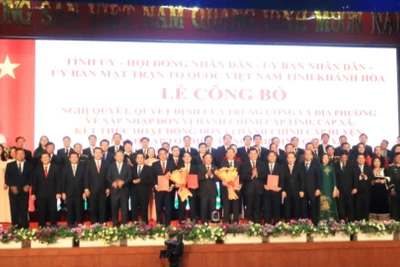 Ban Chấp hành Đảng bộ tỉnh Khánh Hòa (mới) nhiệm kỳ 2020-2025 nhận nhiệm vụ. (Ảnh: PHONG NGUYÊN)