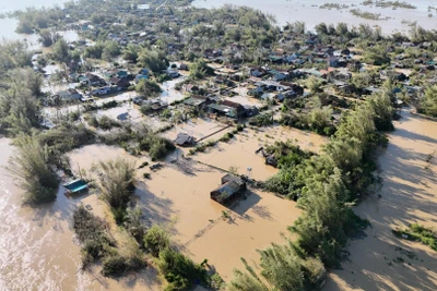 Nhiều khu dân cư tại tỉnh Hà Tĩnh bị chia cắt do nước lũ dâng cao sau bão số 10. (Ảnh: TTXVN)