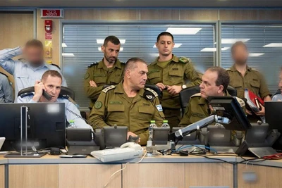 Bức ảnh do Lực lượng Phòng vệ Israel (IDF) công bố ngày 13/6/2025 cho thấy Tổng Tham mưu trưởng IDF, ông Eyal Zamir (ở giữa), đang giám sát các cuộc tấn công của IDF nhằm vào Iran, tại Phòng tình huống của Không quân Israel. (Ảnh: Tân Hoa Xã)