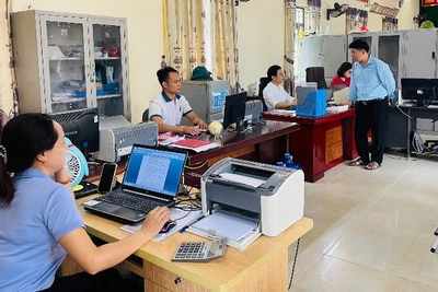 Chính quyền cấp xã đã khắc phục khó khăn ban đầu về cơ sở vật chất để ổn định hoạt động hiệu quả. (Trong ảnh: Hoạt động tại trụ sở xã Bạch Thông). (Ảnh: THU NGUYỆT).