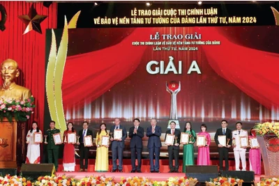 Đồng chí Tổng Bí thư Tô Lâm và đồng chí Chủ tịch nước Lương Cường trao giải A cho các tác giả, nhóm tác giả tại Lễ trao giải Cuộc thi chính luận về bảo vệ nền tảng tư tưởng của Đảng lần thứ 4, năm 2024, ngày 20/10/2024.
