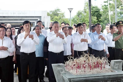 Tổng Bí thư Tô Lâm dâng hương tưởng niệm tại Đền thờ Liệt sĩ ở chiến trường Điện Biên Phủ. (Ảnh: TTXVN)