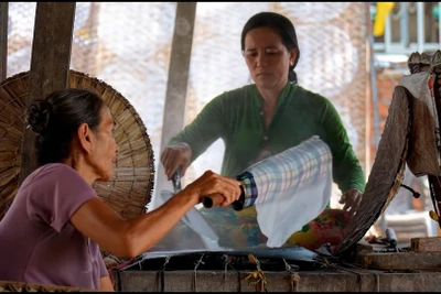 Người dân tráng bánh tại làng nghề bánh tráng Thuận Hưng.