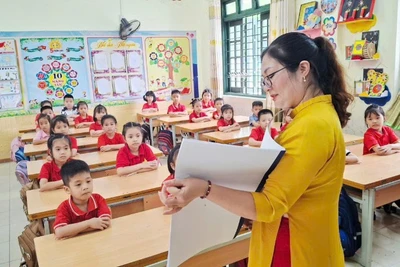 Dạy tiếng Việt cho trẻ là người dân tộc thiểu số trước khi vào lớp 1 tại Trường tiểu học Sông Cầu, phường Bắc Kạn. (Ảnh: Ánh Thùy).