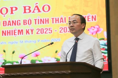 Phó Bí thư Thường trực Tỉnh ủy Thái Nguyên Nguyễn Đăng Bình phát biểu tại họp báo. (Ảnh: TUẤN SƠN)