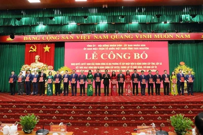 Đồng chí Trịnh Việt Hùng, Bí thư Tỉnh ủy Thái Nguyên trao quyết định chỉ định Bí thư các xã. (Ảnh: TUẤN SƠN)