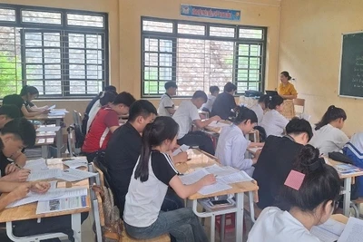 Hướng dẫn ôn tập cho kỳ thi tại Trường trung học phổ thông Quảng Khê, huyện Ba Bể. (Ảnh: THU CÚC)