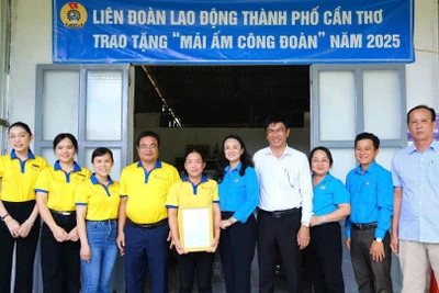 Đại diện Liên đoàn Lao động thành phố Cần Thơ trao "Mái ấm Công đoàn" cho người lao động.