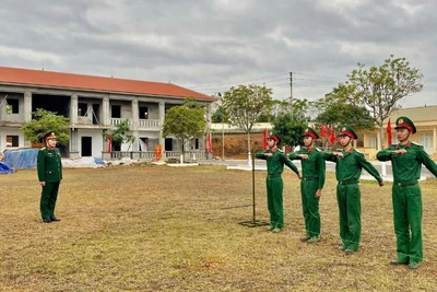 Cán bộ, chiến sĩ Trung đoàn 832 tập điều lệnh đội ngũ chuẩn bị cho lễ tiễn quân nhân hoàn thành nghĩa vụ quân sự. (Ảnh: DUY ĐỨC)