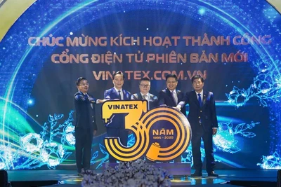 Đồng chí Lê Quốc Minh và Phó Bí thư Đảng ủy Chính phủ Lại Xuân Lâm cùng lãnh đạo bộ, ngành kích hoạt Website cổng điện tử Vinatex phiên bản mới.