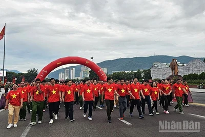 Hơn 5.000 người bao gồm cán bộ, chiến sĩ lực lượng vũ trang, công chức, viên chức, đoàn viên thanh niên và nhân dân trên toàn tỉnh Gia Lai đã tham gia hoạt động đi bộ