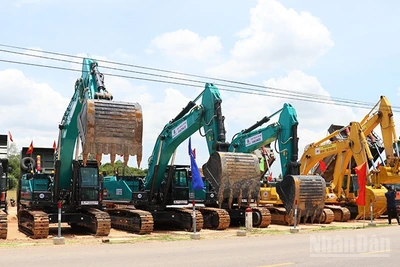 Máy móc, thiết bị đồng loạt ra quân, triển khai thi công dự án.