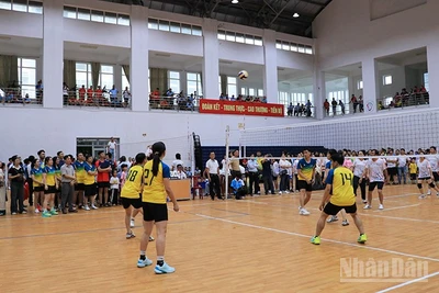 Trận đấu giữa đội Đảng bộ Văn phòng Ủy ban nhân dân tỉnh và Đảng bộ Sở Tài chính diễn ra sôi nổi.