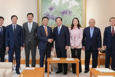 Phó Thủ tướng Lê Thành Long hội kiến Chủ tịch Hạ viện Nhật Bản Nukaga Fukushiro. (Ảnh: TTXVN)