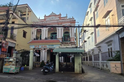 Một nếp nhà cổ xen lẫn các căn nhà mới khang trang.