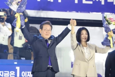 Tân Tổng thống Hàn Quốc Lee Jae Myung và Phu nhân Kim Hye Kyung tại tòa nhà Quốc hội, ngày 4/6/2025. (Ảnh: Tân Hoa Xã)