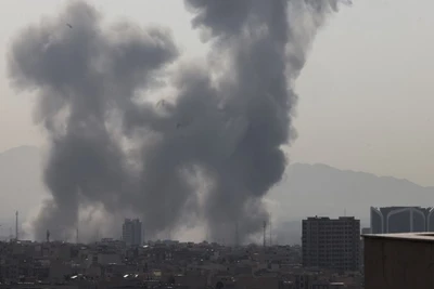 Khói bốc lên sau một vụ nổ ở thủ đô Tehran, Iran, ngày 28/2/2026. (Ảnh: The Times of Israel/TTXVN)