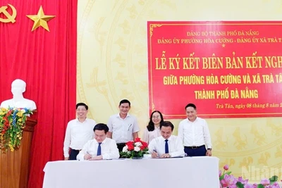 Lãnh đạo phường Hòa Cường và xã Trà Tân ký kết biên bản kết nghĩa.
