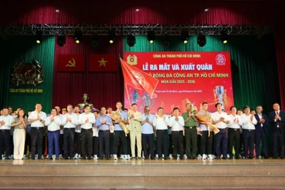 Ban lãnh đạo, ban huấn luyện, cầu thủ Câu lạc bộ Bóng đá Công an Thành phố Hồ Chí Minh ra mắt người dân thành phố.