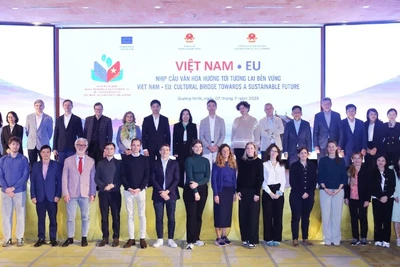 Thứ trưởng Ngoại giao Lê Thị Thu Hằng và các đại biểu chụp ảnh chung tại sự kiện Ngày Việt Nam-EU với chủ đề: “Việt Nam-EU: Nhịp cầu văn hóa hướng tới tương lai bền vững”, diễn ra tại Quảng Ninh, ngày 7/11/2025. (Ảnh: Bộ Ngoại giao)