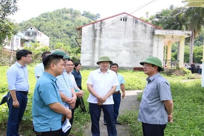 Lãnh đạo tỉnh Thái Nguyên kiểm tra hiện trạng cơ sở 2, trường Cao đẳng nghề Thái Nguyên. (Ảnh: TUẤN SƠN)