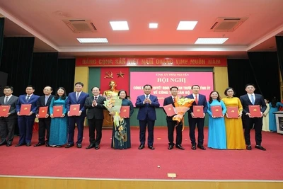 Lãnh đạo tỉnh Thái Nguyên tặng hoa chúc mừng các đồng chí được phân công giữ chức vụ lãnh đạo các Ban Xây dựng Đảng của Tỉnh uỷ. (Ảnh: HOÀNG ANH).