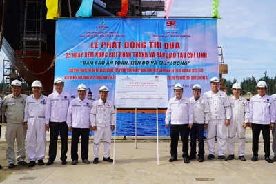 Lãnh đạo các đơn vị ký giao ước thi đua.